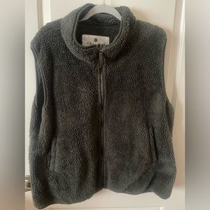 Women’s zip up Sherpa Vest 1XL